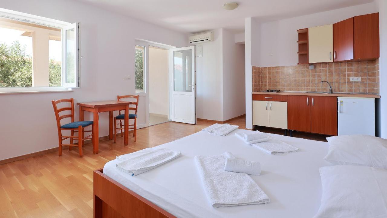 Apartments Tomy Novalja Luaran gambar