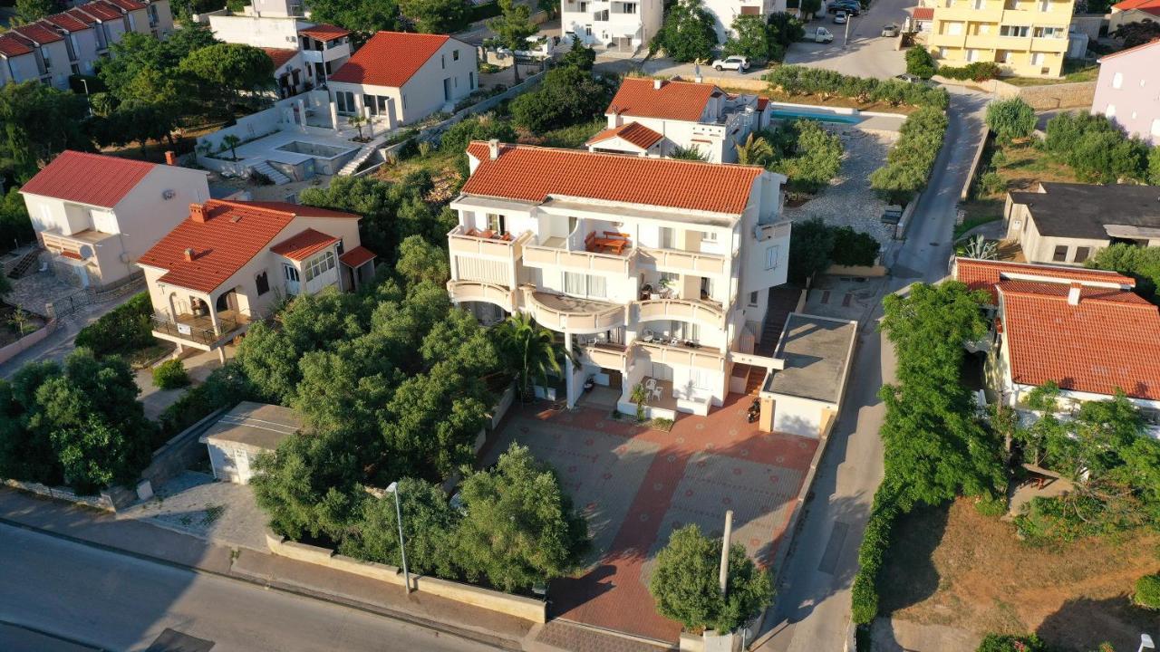 Apartments Tomy Novalja Luaran gambar